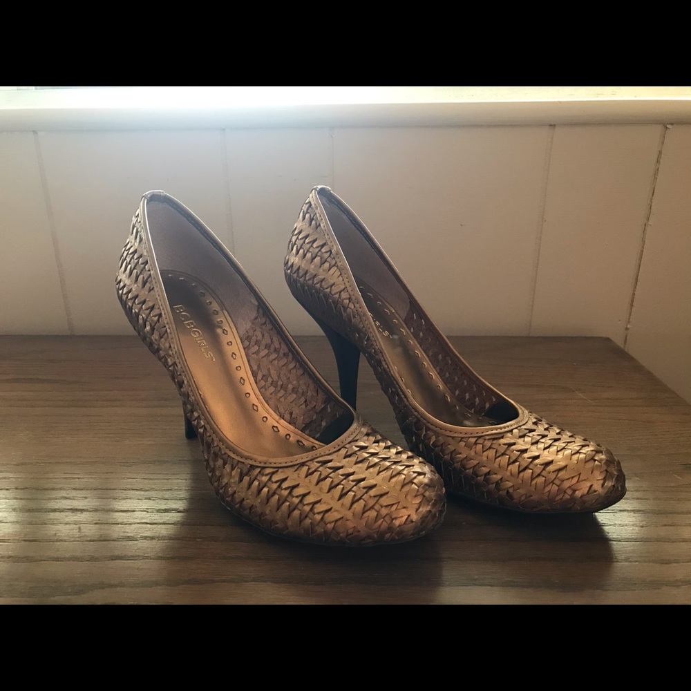 BCBG NWOT Gold heels. Cute for fall!